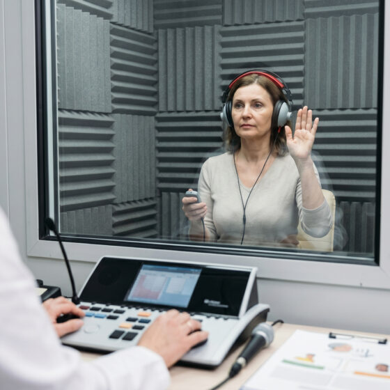 Paziente durante l'audiometria tonale e vocale in cabina silente al Centro ORL Curatoli