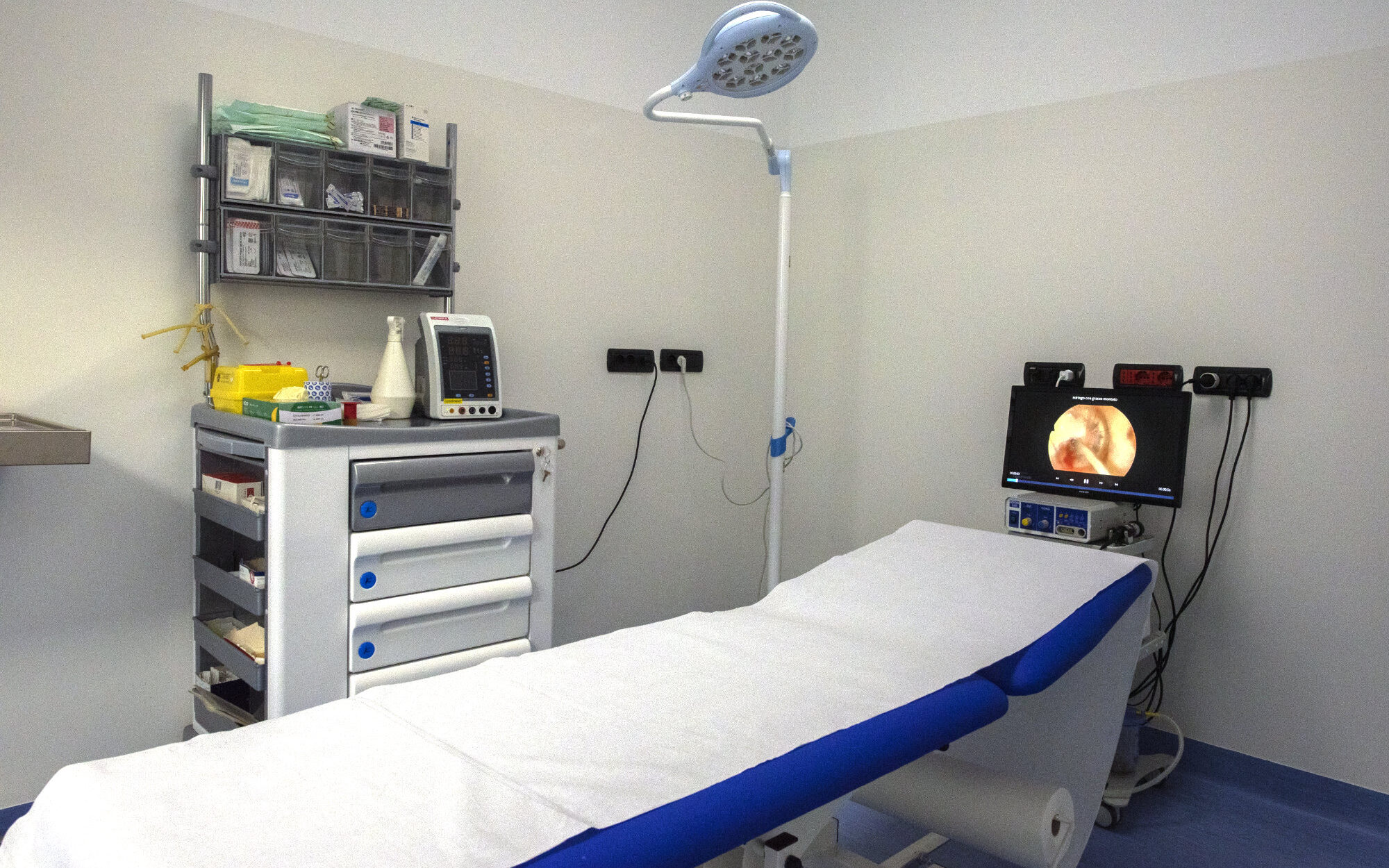 Sala operatoria del Centro ORL Curatoli attrezzata per la chirurgia otorinolaringoiatrica, con lampada scialitica, monitor endoscopico e lettino, a pochi minuti da Bari