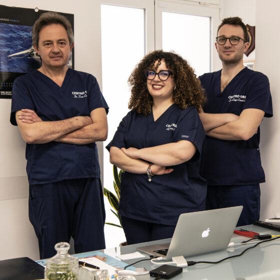 Lo staff del Centro ORL Curatoli: i dottori Francesco Paolo Curatoli e Luigi Curatoli con la responsabile di segreteria Barbara Marinelli, otorinolaringoiatri vicino a Bari