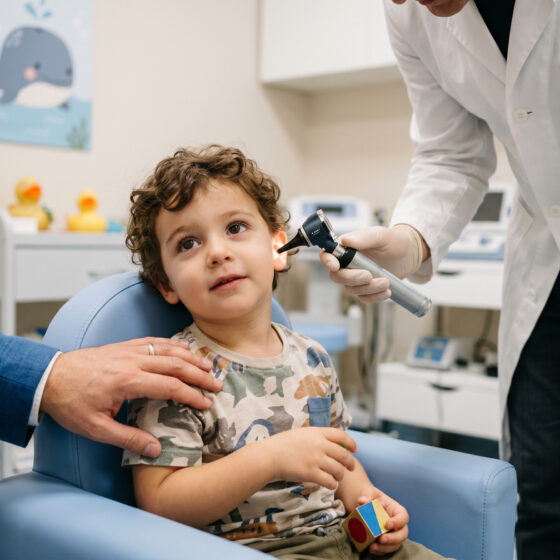 Visita otorino pediatrica con otoscopia dell'orecchio a un bambino al Centro ORL Curatoli